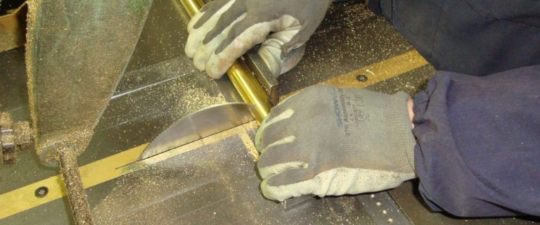 lavorazione artigianale metallo lusso e illuminazione di design
